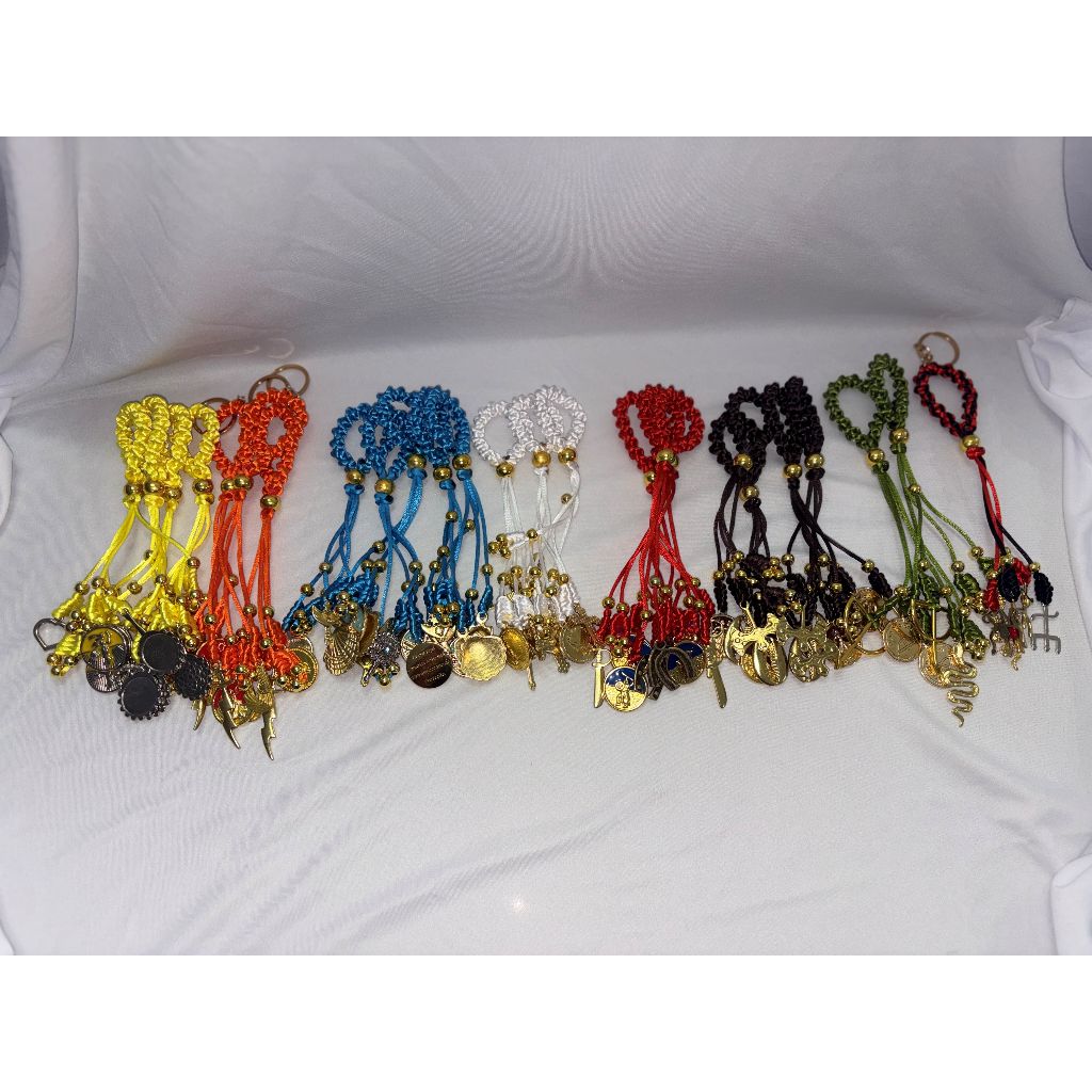 Chaveiro de Macramê Artesanal com Medalha de Orixá | Umbanda e Candomblé | Feito à Mão