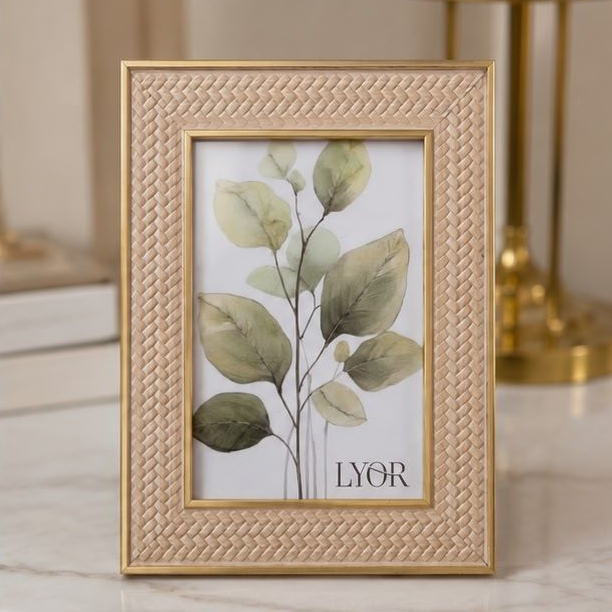 Porta Retrato 10x15 Com Vidro Lyor Moldura Creme e Dourada Decorativo Elegante Mesa Sala Quarto Escritório Aparador Foto