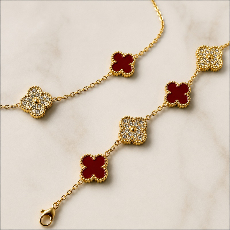 CONJUNTO FEMININO COLAR E PULSEIRA TREVO VINHO COM BRILHANTES CRAVEJADOS EM AÇO INOXIDÁVEL ANTIALÉRGICO