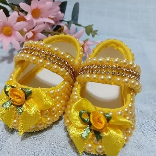 sapatinho para bebê amarelo, sapatinho princesa amarelo, sapatinho com pérolas amarelo