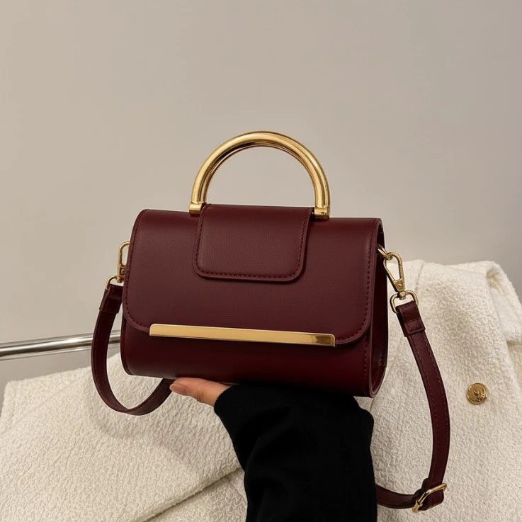 Bolsa feminina casual elegante com desgin moderno , com detalhes em dourado — imagem 1