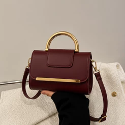Bolsa feminina casual elegante com desgin moderno , com detalhes em dourado