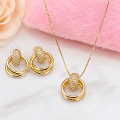 Conjunto Feminino em Liga de Cobre Dourada com Colar e Brincos de Argola com Zircônias, Acessório Elegante para Festa, P