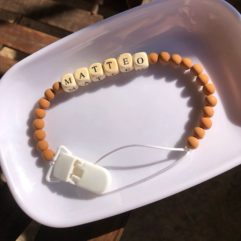Prendedor de chupeta personalizado com nome do bebê  🧸