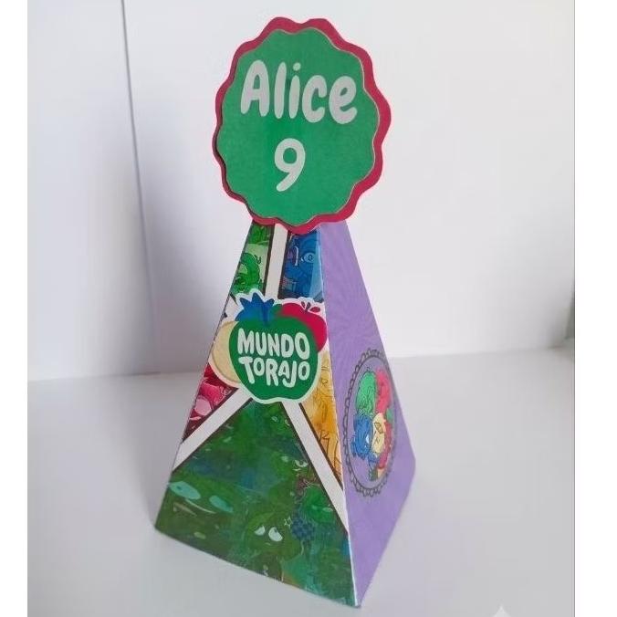 Caixinha Pirâmide personalizada para lembrancinha de aniversário Mumdo Torajo