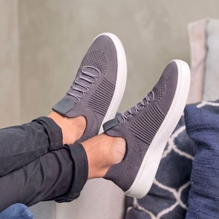 Tênis Masculino Casual Knit Respirável Cinza com Sola Branca e Design Leve para Uso Diário