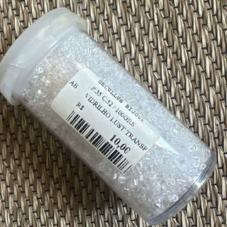 vidrilho transparente lustroso da marca secullus bijoux, com acabamento brilhante. ideal para artesanato
