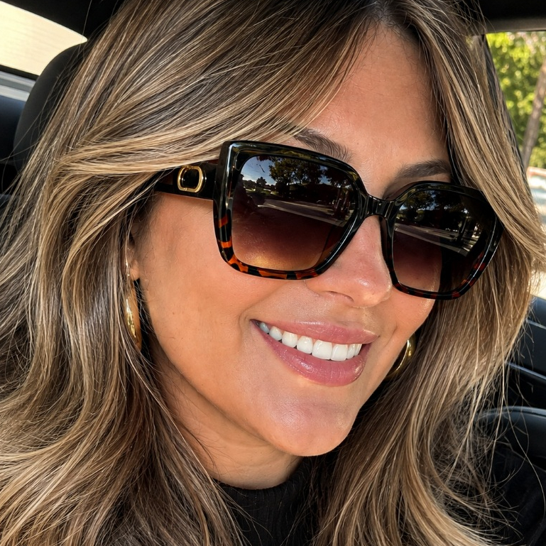 Óculos de Sol Feminino Gatinho Grande Ilook Estilo Moderno Hastes Vazadas Detalhe Dourado Proteção UV400