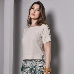 Blusa Feminina em Linho Misto com Algodão Casual Gola Redonda com Abertura no Ombro e Botão Manga Curta