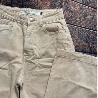 calça jeans feminina youcom, tamanho 34, na cor bege clara. feita em tecido 100% algodão, possui modelagem reta
