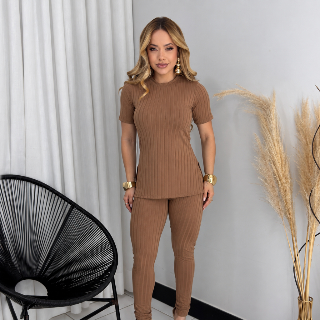 Conjunto Feminino Canelado Blusa Manga Curta com fenda e Calça Skinny Confortável Look Casual Malha Premium