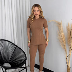 Conjunto Feminino Canelado Blusa Manga Curta com fenda e Calça Skinny Confortável Look Casual Malha Premium