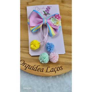 Laço infantil cabelo menina colorido com pompom florzinha, laço escolar, acessório menina, laço colorido. em Oferta na Shopee