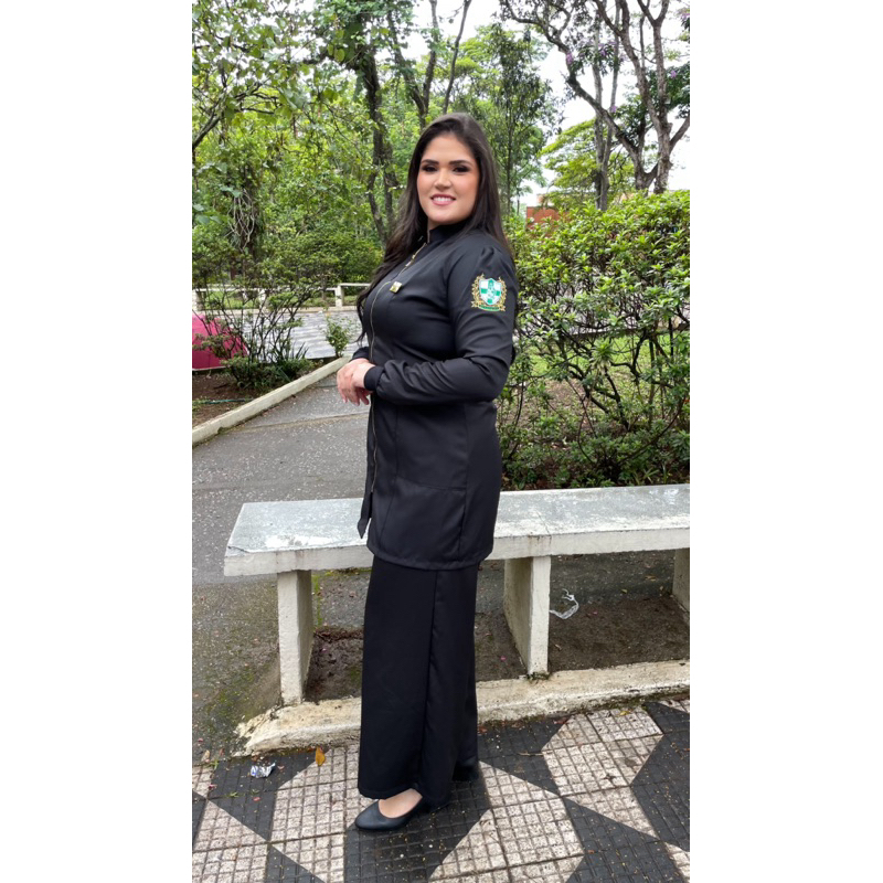 jaleco em gabardine manga bufante preto bordado brasão biomedicina
