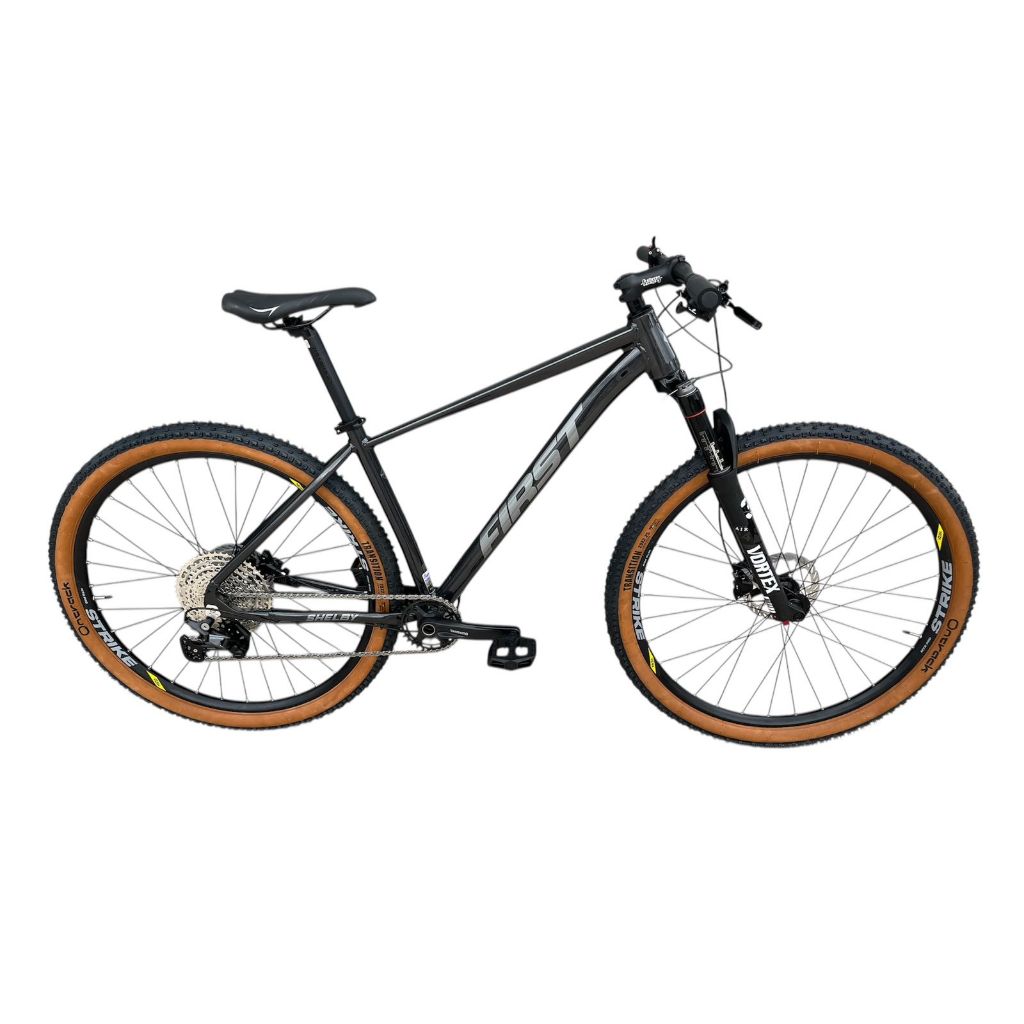 Bicicleta aro 29 First Shelby Boost, 1x12 Shimano Deore, freio hidráulico shimano, suspensão boost há ar