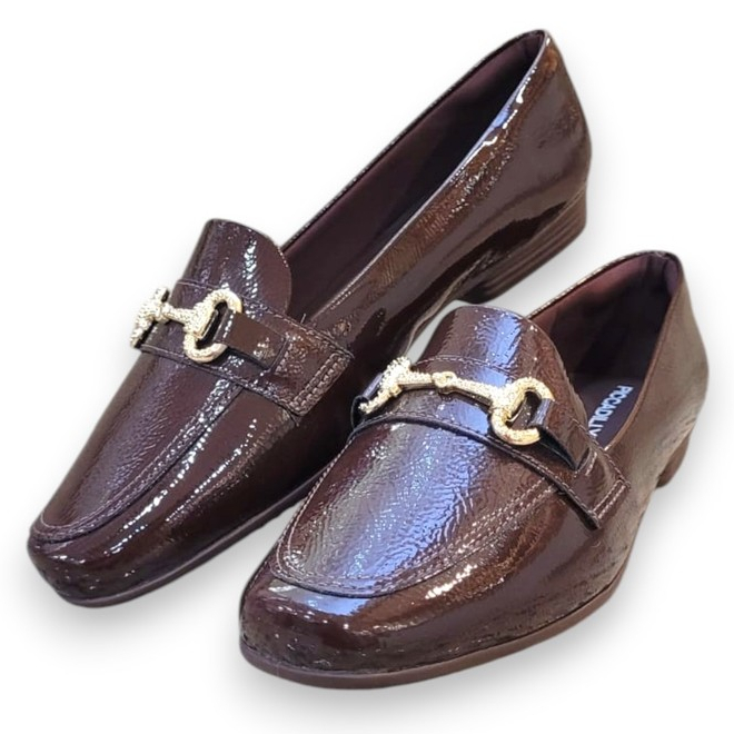 Mocassim Feminino Verniz Marrom Cacau com Fivela Dourada | Confortável, Elegante e Antiderrapante