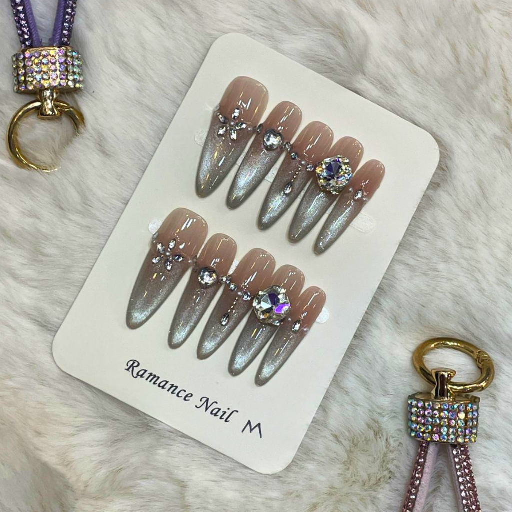 Unhas Postiças Luxo Silver Cat Eye – Modelo Diamond Empress com Cristais e Joias 3D