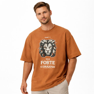 Camiseta Oversized Marrom Leão da Tribo de Judá Seja Forte e Corajoso Grande Culto Academia Igreja