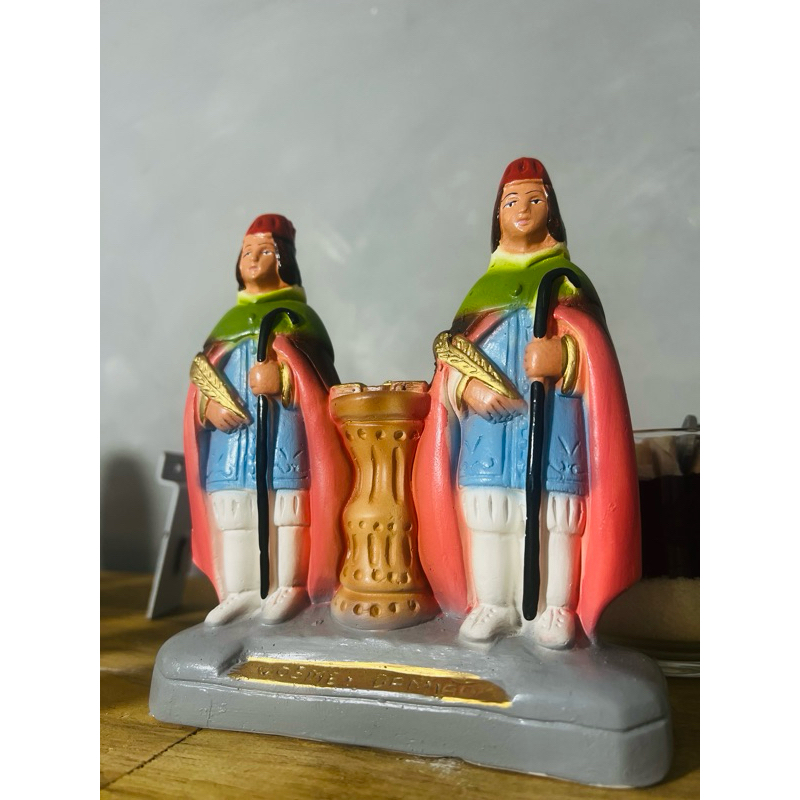 Imagem São Cosme e Damião em Resina Premium – Umbanda e Catolicismo | Peça Religiosa Decorativa