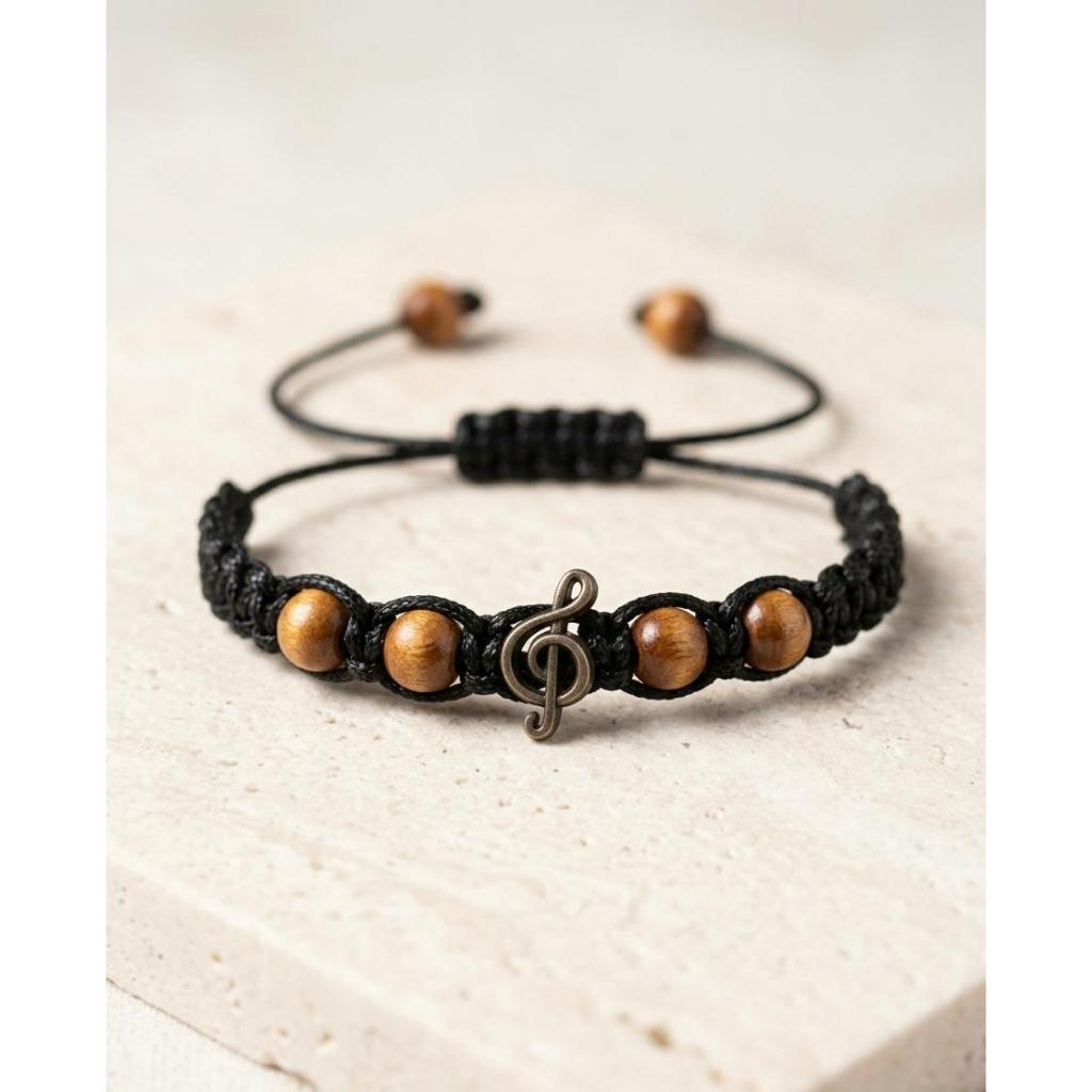 Pulseira Musical Clave de Sol Macramê Artesanal – Ajustável Unissex – Estilo Músico