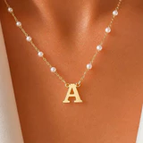 Colar com letra inicial e pérolas, banhado a ouro 18K