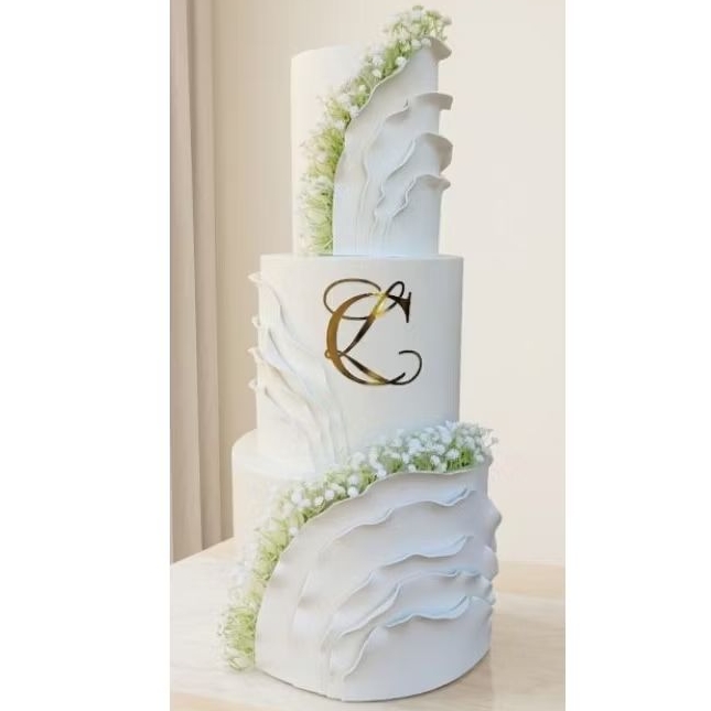 Bolo Cenográfico Casamento Mosquitinho 3 Andares |  Branco com Painéis EVA | Monograma Dourado