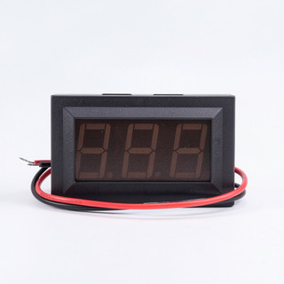 Voltímetro Digital LED Vermelho Compacto – Autoalimentado, Alta Precisão e Proteção contra Inversão de Polaridade