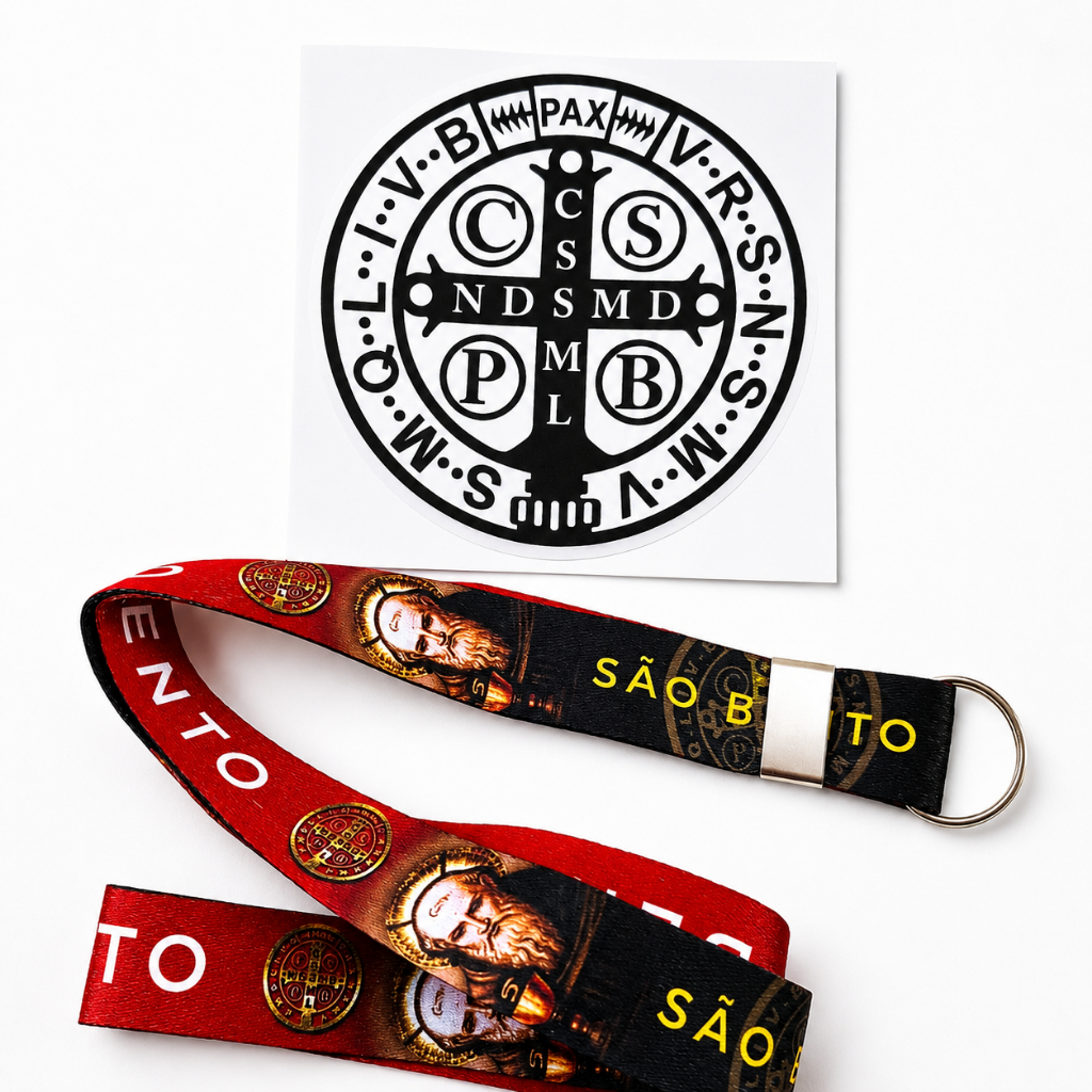 Kit São Bento Chaveiro Cordão + Adesivo 8,5cm Proteção Espiritual Casa Carro Moto