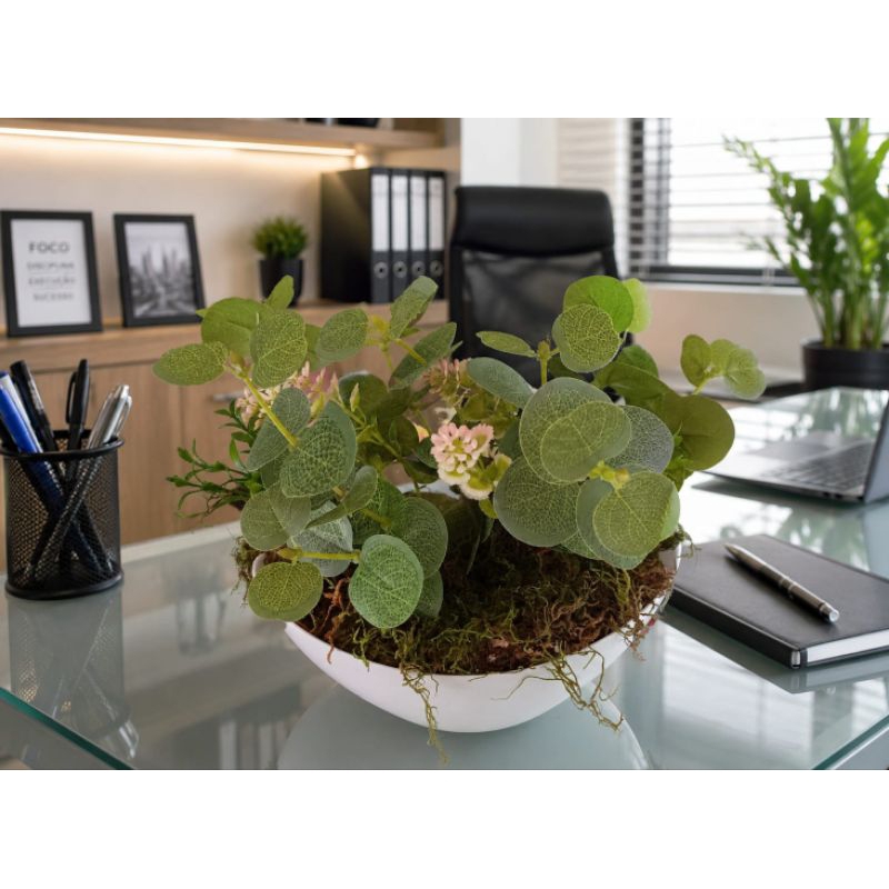 🤍 Vaso Barca Branco de Plástico com Flor Eucalipto Artificial – Decoração Luxo 🤍