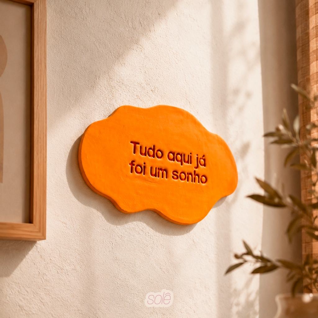 Plaquinha “Tudo Aqui Já Foi um Sonho” em Cerâmica Fria | Formato Orgânico ☁️