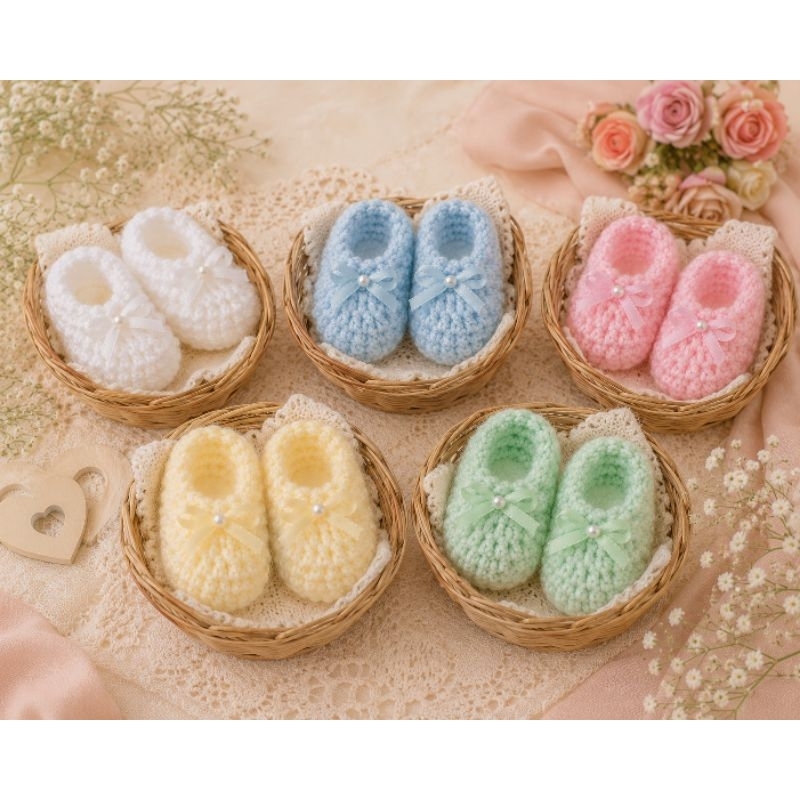 Lembrancinha em crochê para chá de bebê, chá revelação e maternidade – mini sapatinho artesanal personalizado. UNIDADES
