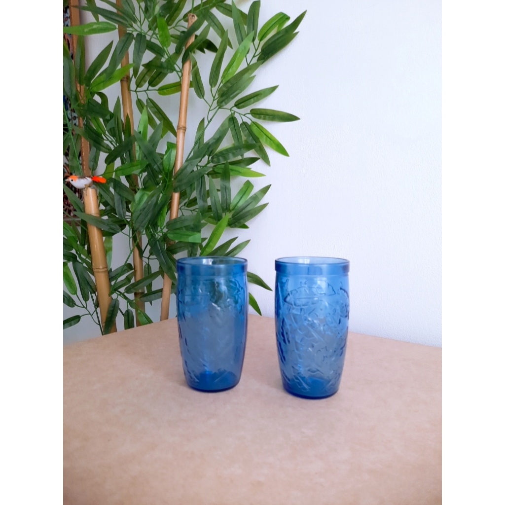 jogo de 2 copos azul cobalto estampado relevo floral