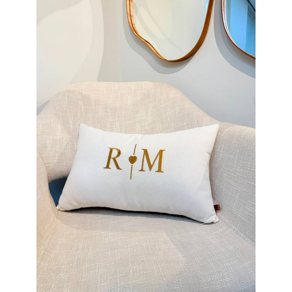 Almofada Personalizada INICIAL | INICIAL Casal Bordada (01 UNIDADE) 50x30 Com Enchimento Cama Posta