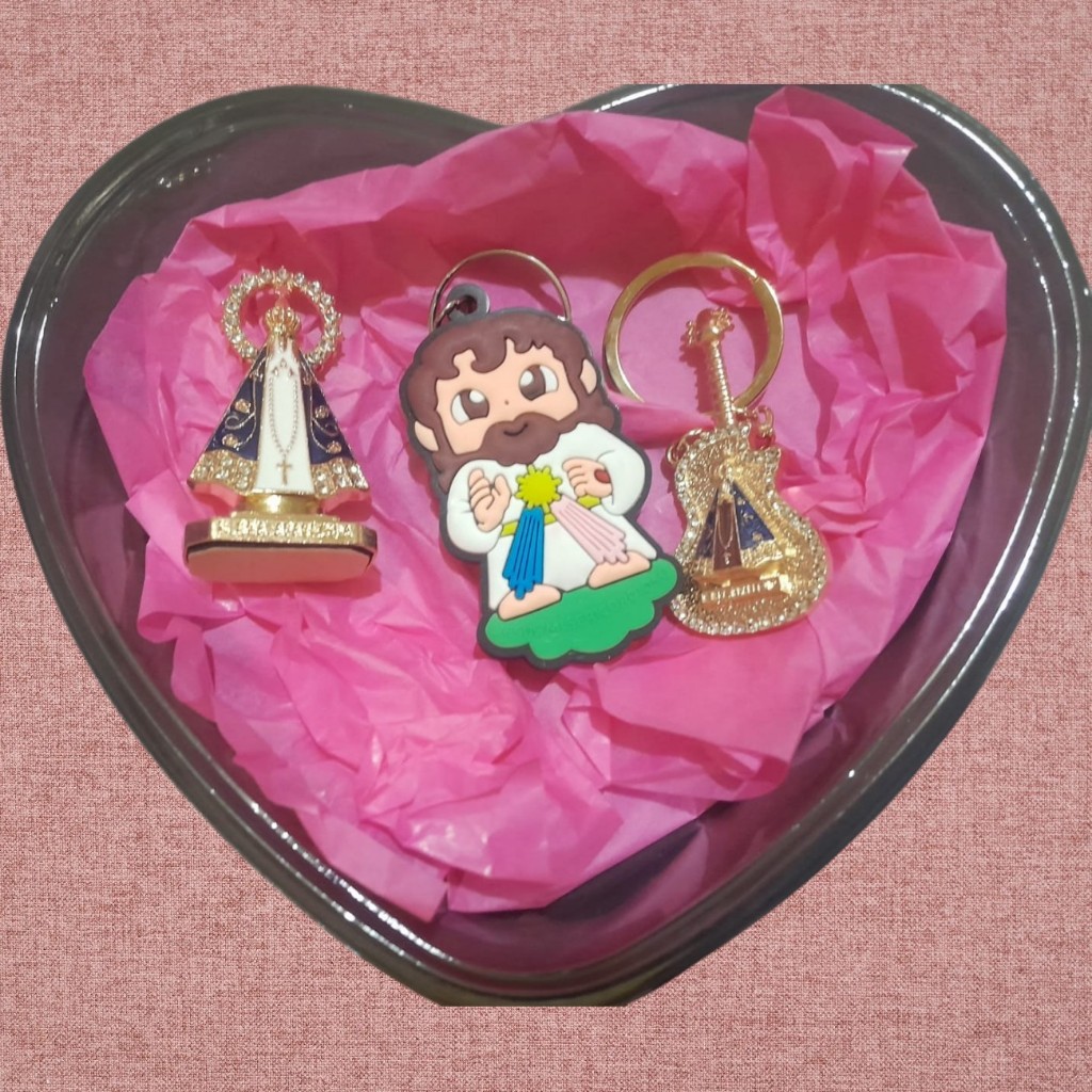 Kit Religioso J02 - Jesus Misericordioso + Nossa Senhora Aparecida Chaveiros + Santinha Painel de Carro Presente Católic