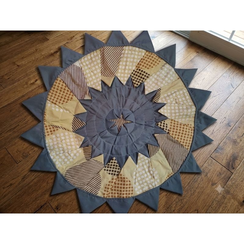 KITS DE 3 TAPETES DE RETALHOS 70 CM DIÂMETRO (FUNDO DE TECIDO)