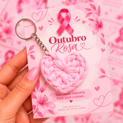 Chaveiro Crochê Outubro Rosa Lembrancinha Mulher Personalizada com TAG Coração feito com fio de malha