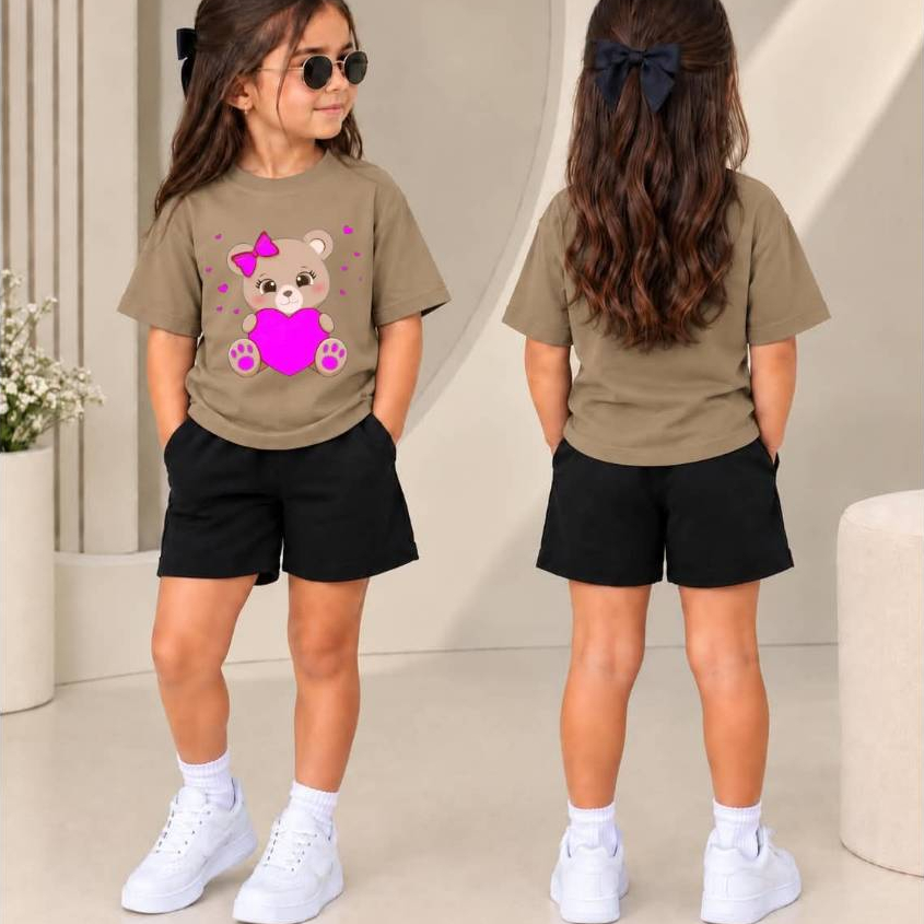Look Infantil Completo e Versátil Conjunto Feminino com Camiseta Básica com Estampa de Ursinha Fofa e Short de Moletom