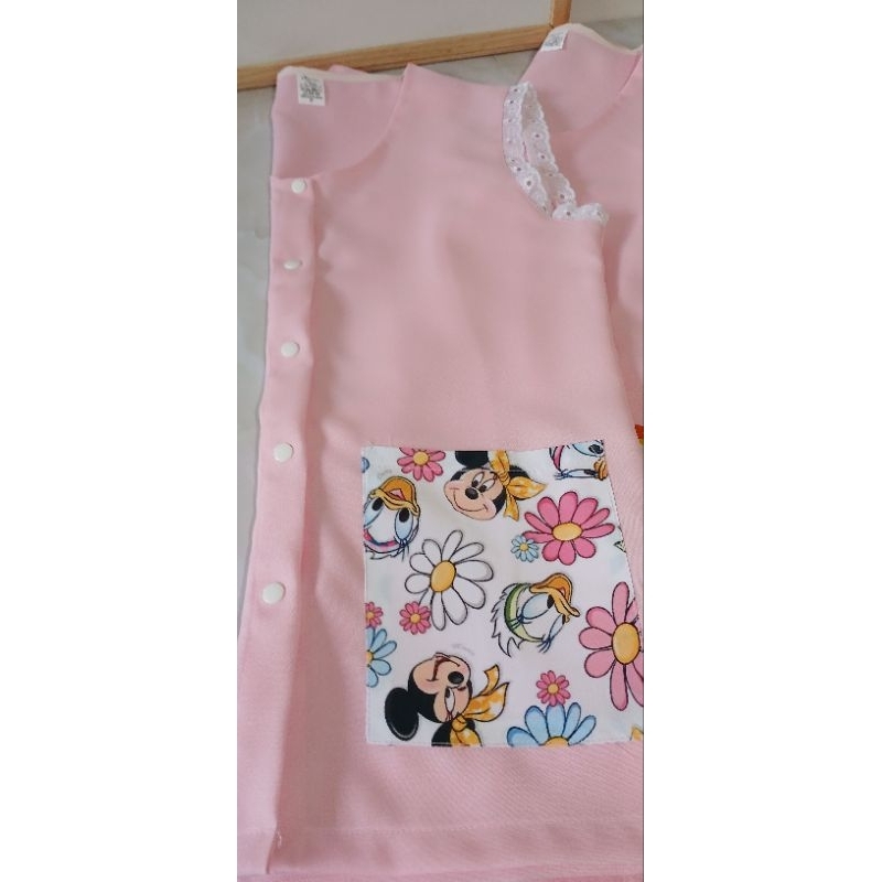 Avental  jaleco para professora e ou  cuidadora personalizado com o nome e bolsos estampados. em Oferta na Shopee