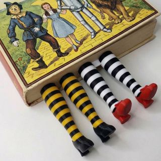 Marcador de Livro Perninhas - Dorothy Magico de Oz - Como Eu Era Antes de Você em Oferta na Shopee