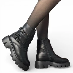 Bota Feminina Tratorada Robusta Moderna com Fivelas Ramarim 2667134