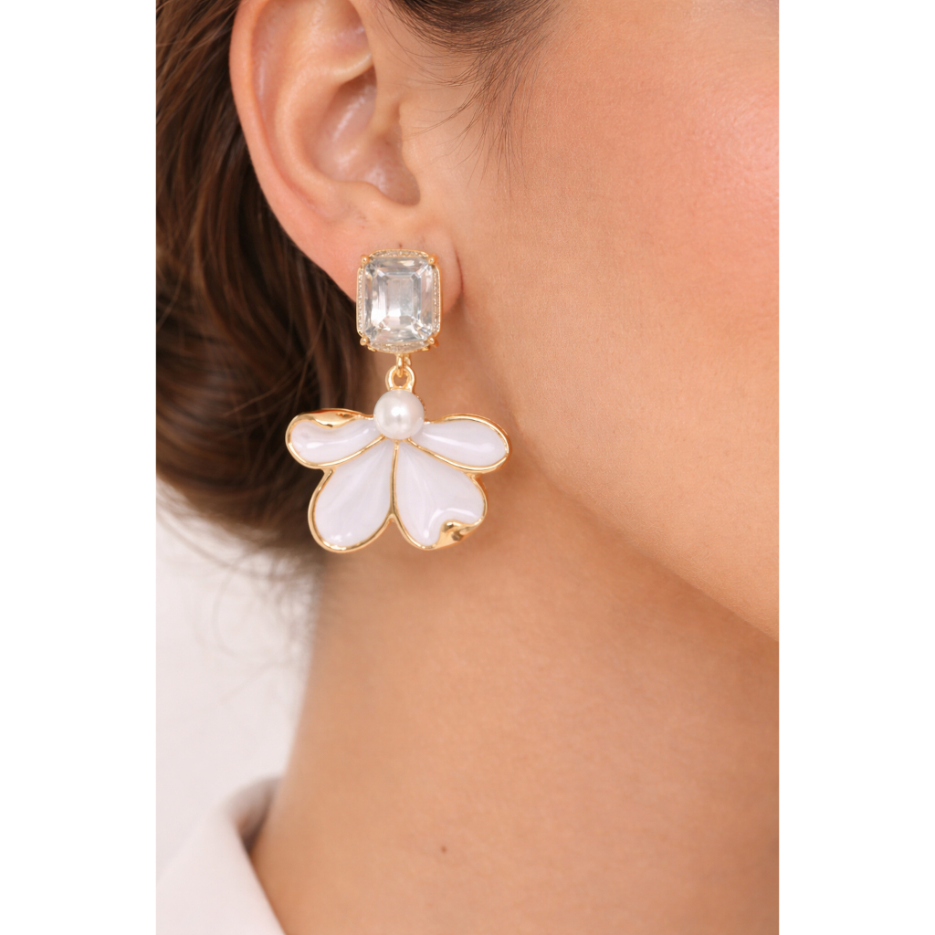 Brinco Flor Dourado com Pérola Feminino Delicado Bijuteria Elegante