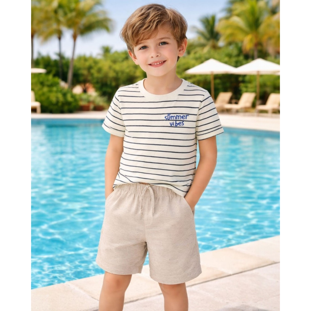 Este é um conjunto de roupa infantil composto por duas peças, Camiseta listrada e Bermuda de sarja. 1 ano