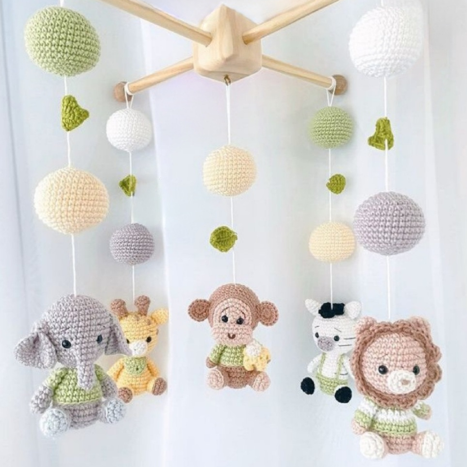 Mobile para berço em amigurumi croche / Mobile de berço safari / Decoração quarto de bebê (Feito a mão)