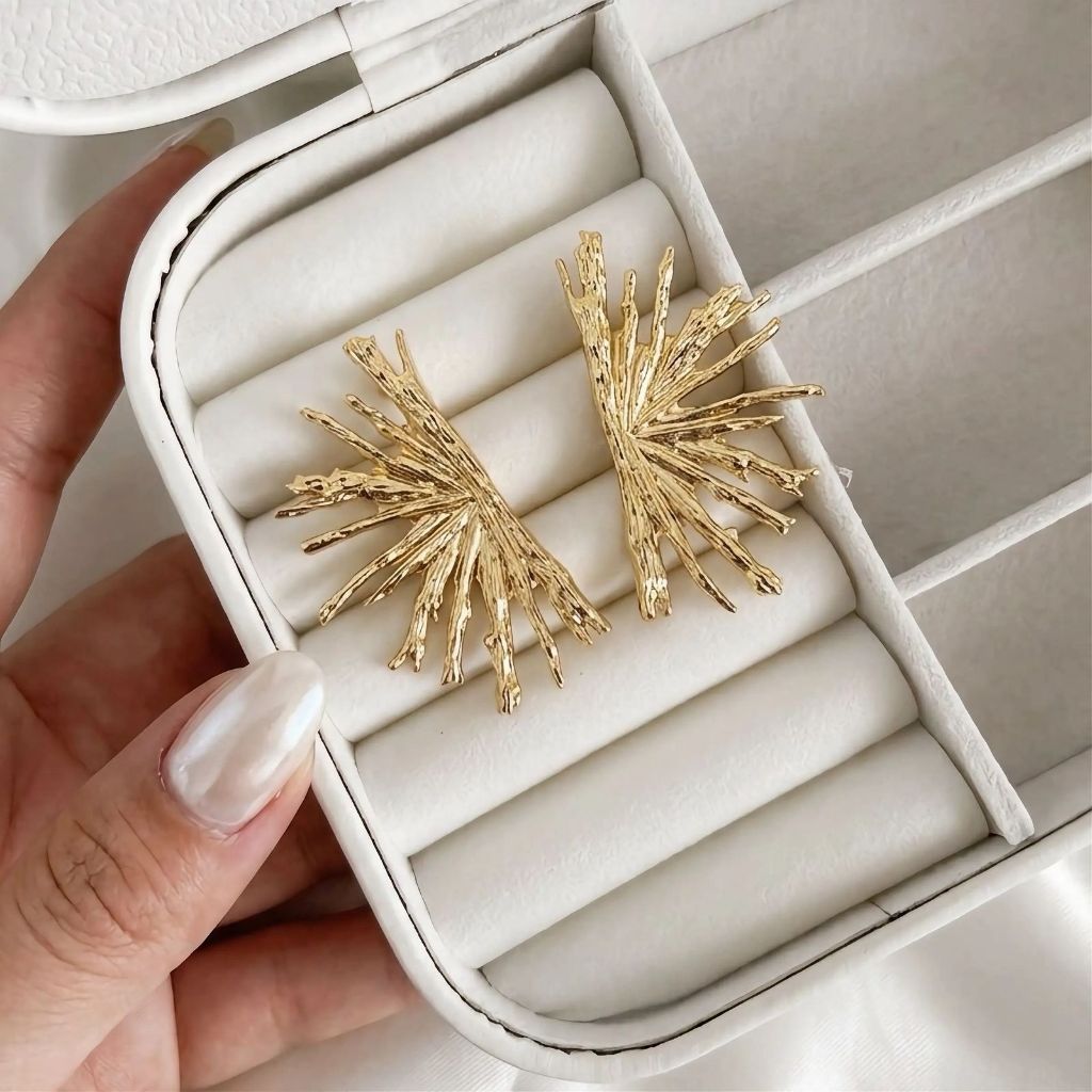 Brinco Orgânico Raio de Sol Leque Texturizado Banhado a Ouro 18k