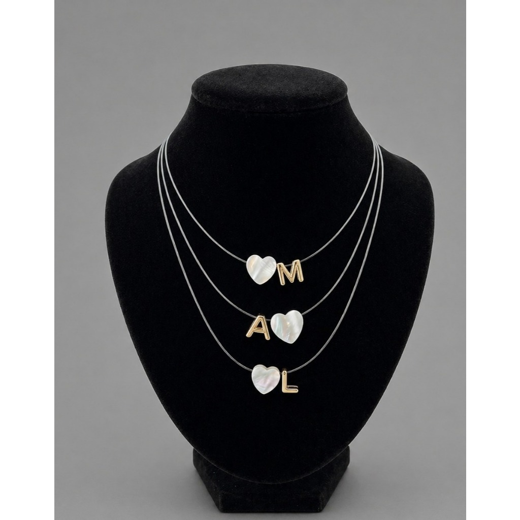 Colar Feminino Ponto de Luz Invisível Letra Nylon Inicial Dourada e Coração Em Madrepérola Gargantilha Banhada 44cm