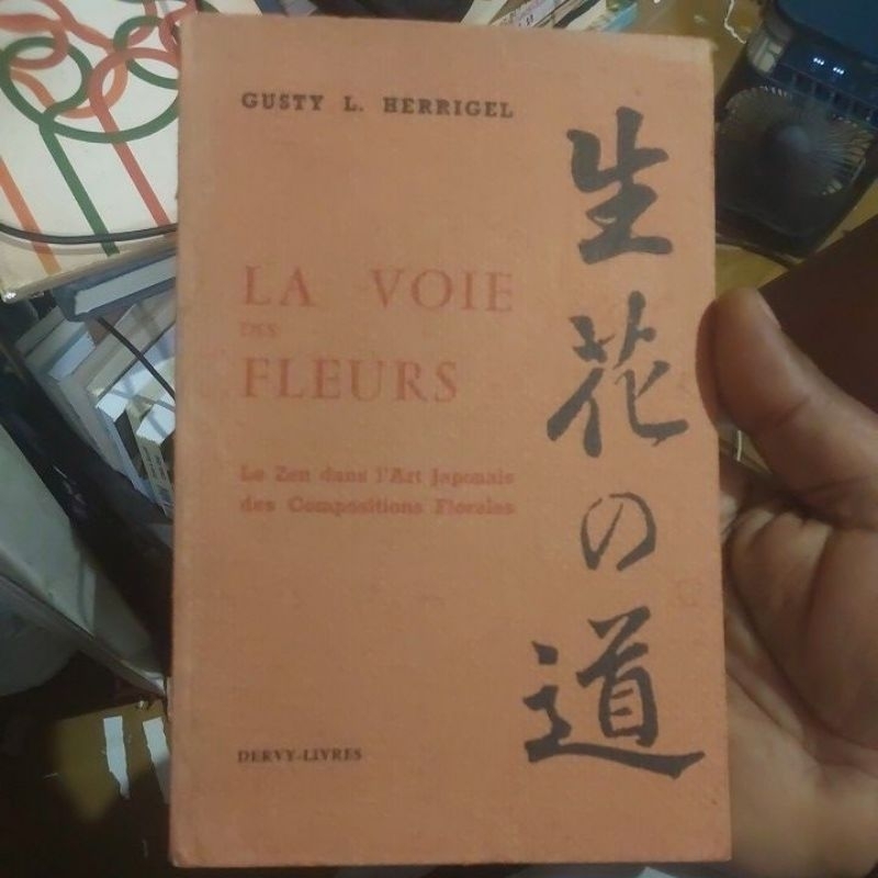 Livro - La Voie des Fleurs - Le Zen dans I'Art Japonaise des Compositions Florales (em Francês) - Gusty L. Herrigel
