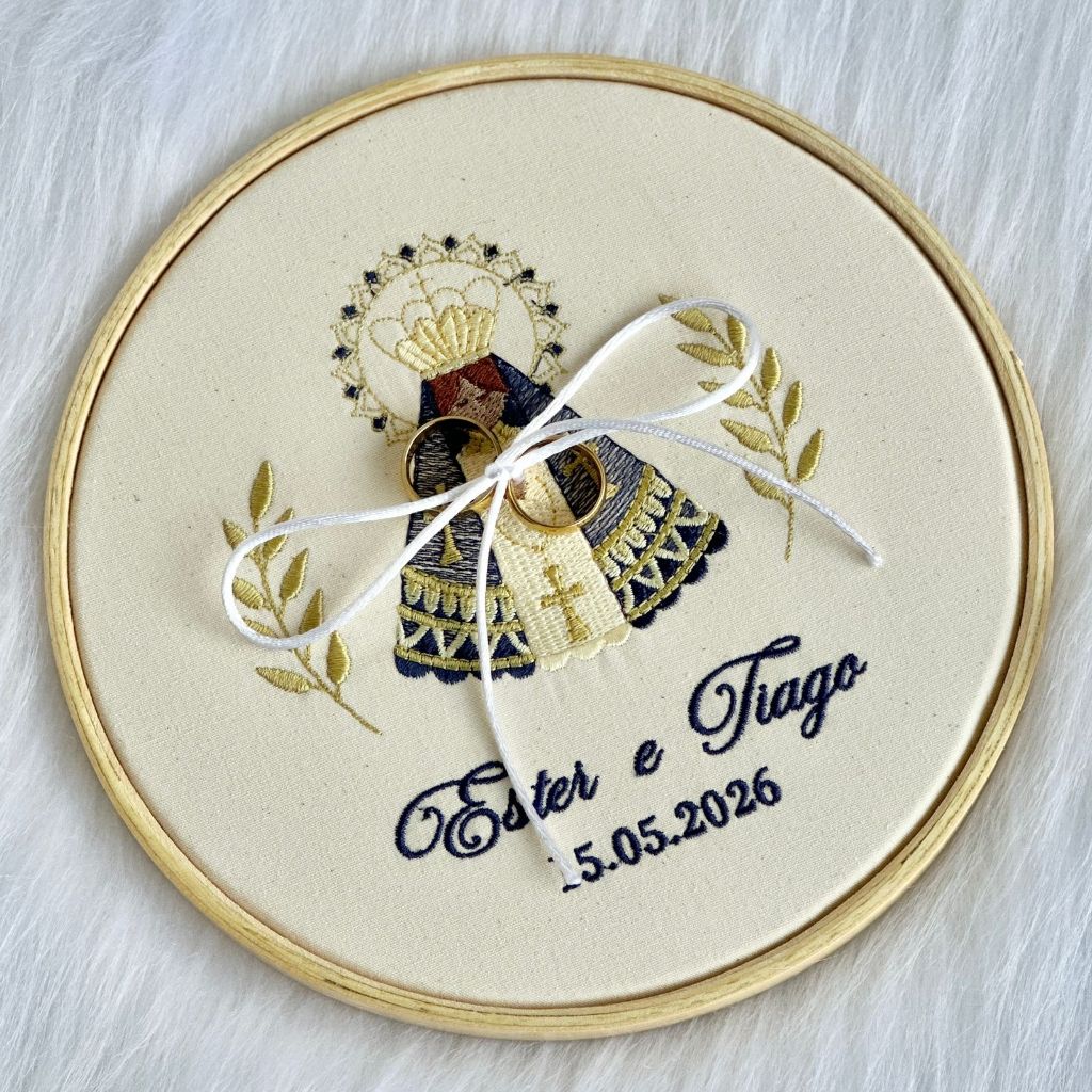 Bastidor Porta-Alianças Nossa Senhora Aparecida Bordado Personalizado com Nomes e Data e Ramos de Trigo