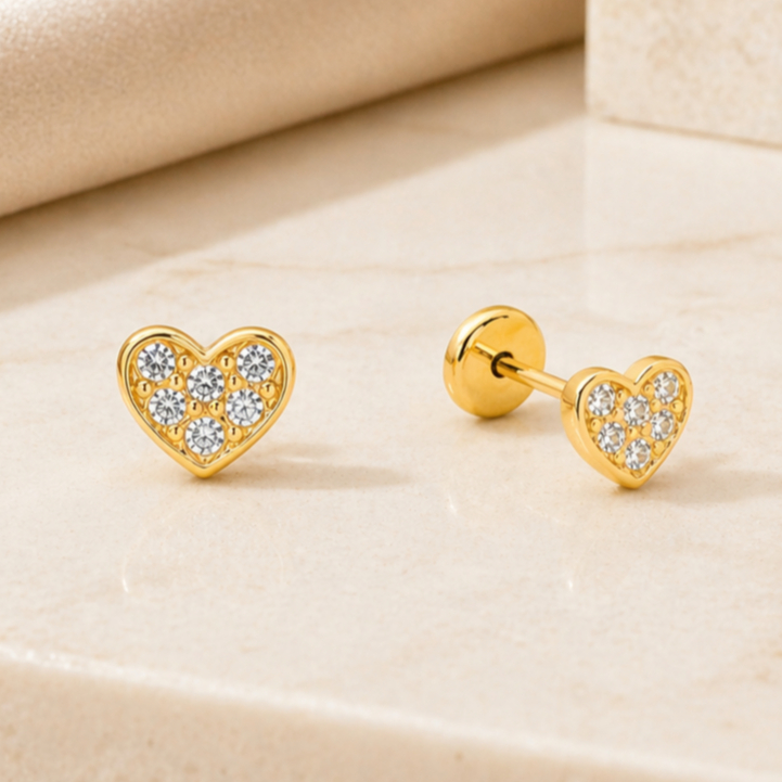 Brinco Infantil Coração Cravejado Zircônia Folheado a Ouro 18K Hipoalergênico Menina Tarraxa Baby  - Caixinha Presente