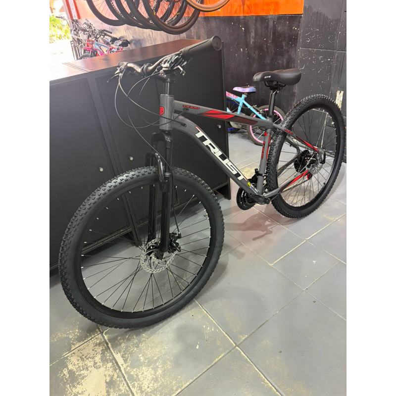 Bicicleta Aro 29 Alumínio trust Freio a Disco Suspensão 21v / MTB cinza com vermelho