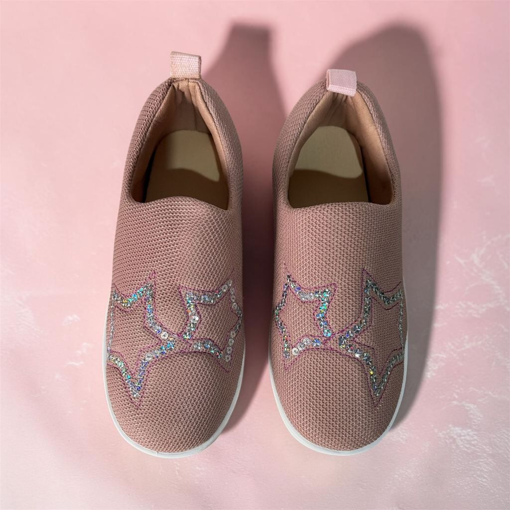 Tênis infantis slip-on da marca Ploc, modelo Estrelinha em tecido sintético rosa com detalhes em brilho confortável